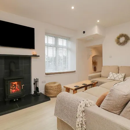 Dixon Court Apartment