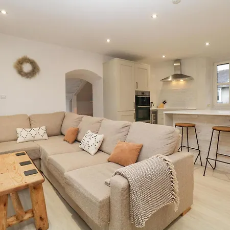 Dixon Court Apartment *