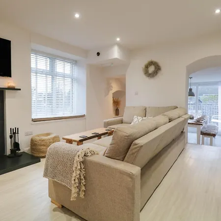 Dixon Court Apartment *