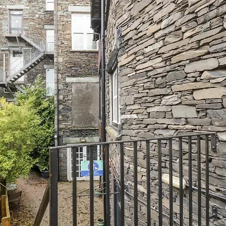 Dixon Court Apartman *