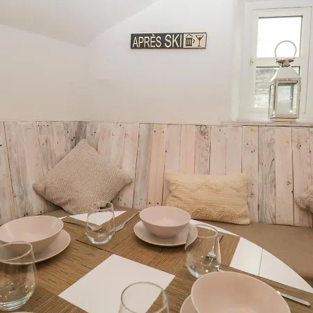 Dixon Court Apartman *